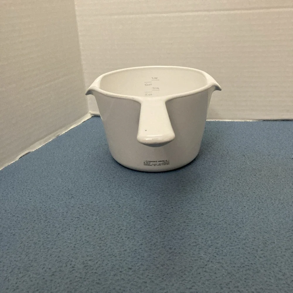 Corning Ware White Dual Spout 1 Quart Suce Pan (M-68-B) w/Interior Measure Marks